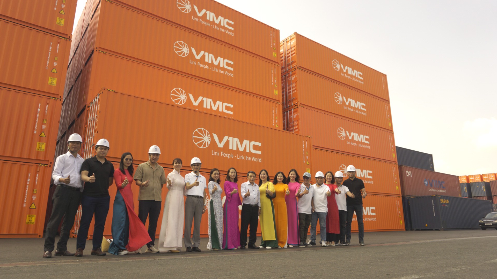 Lễ bàn giao vỏ container đóng mới giữa Tập đoàn Hoà Phát và Tổng công ty Hàng hải Việt Nam (VIMC)